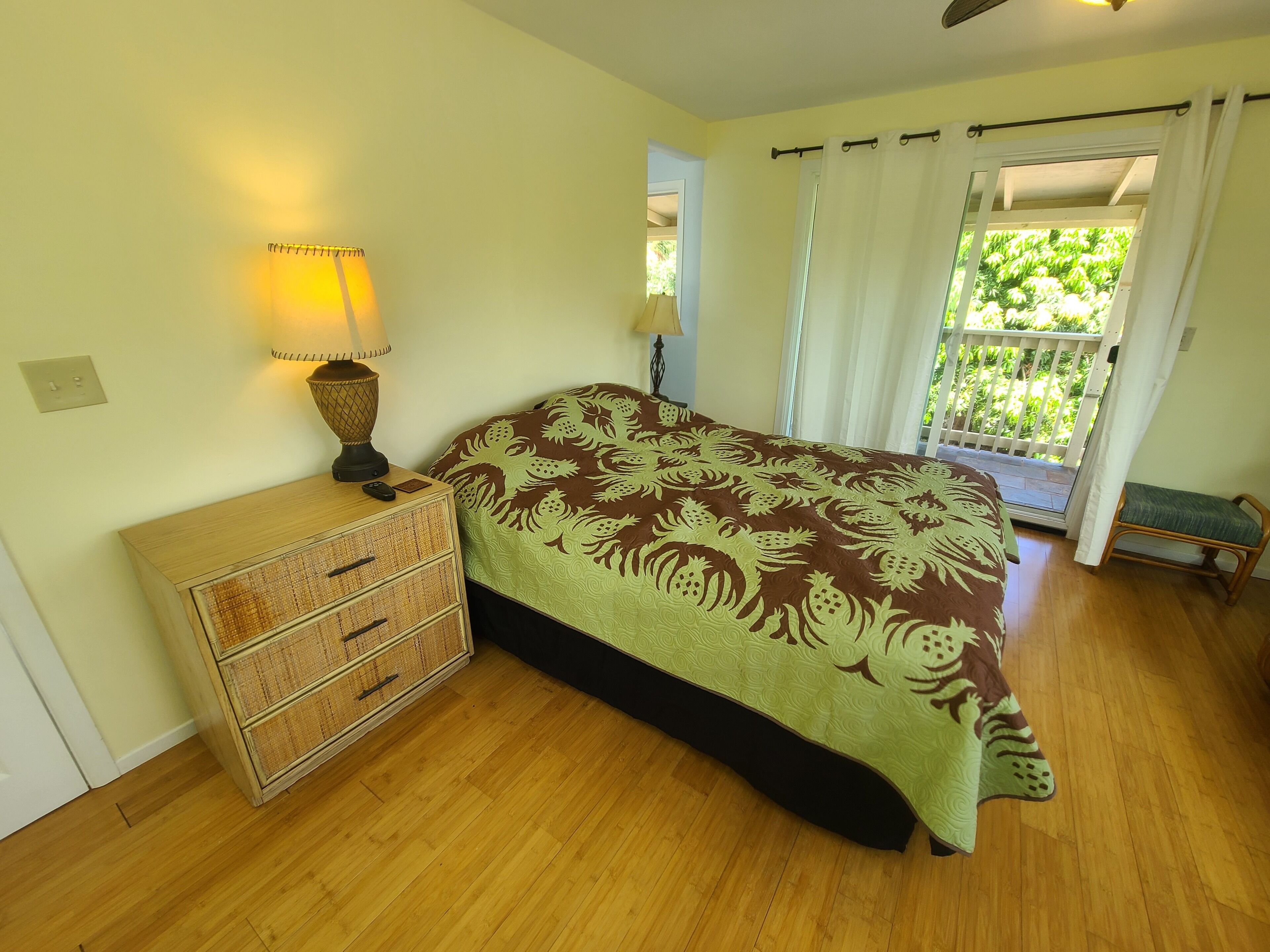 North Shore Tropical Studio with breathtaking mountain views!