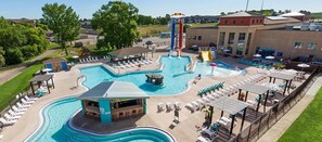 Una gran piscina al aire libre con varias toboganes y zonas de descanso.