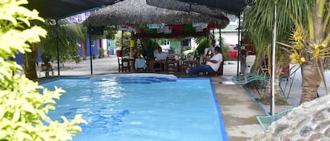 Una piscina al aire libre