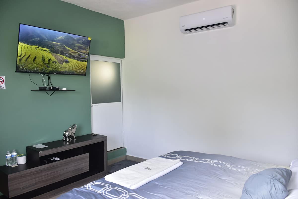 Deluxe Double Room | Soundproofing, WiFi (free), bed sheets