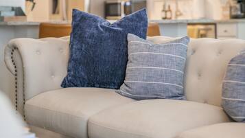 Een smart-tv en boeken