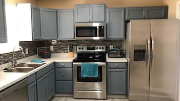Refrigerador, microondas, horno y parrilla de estufa