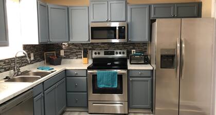 Charming and cozy 2 bedroom apartment minutes from Ft. Jackson and VA Hospital