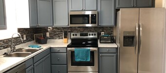 Charming and cozy 2 bedroom apartment minutes from Ft. Jackson and VA Hospital