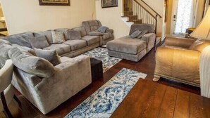 A living room with a sofa set, a coffee table, and a patterned rug. - Comfy home in military community (Radcliff)