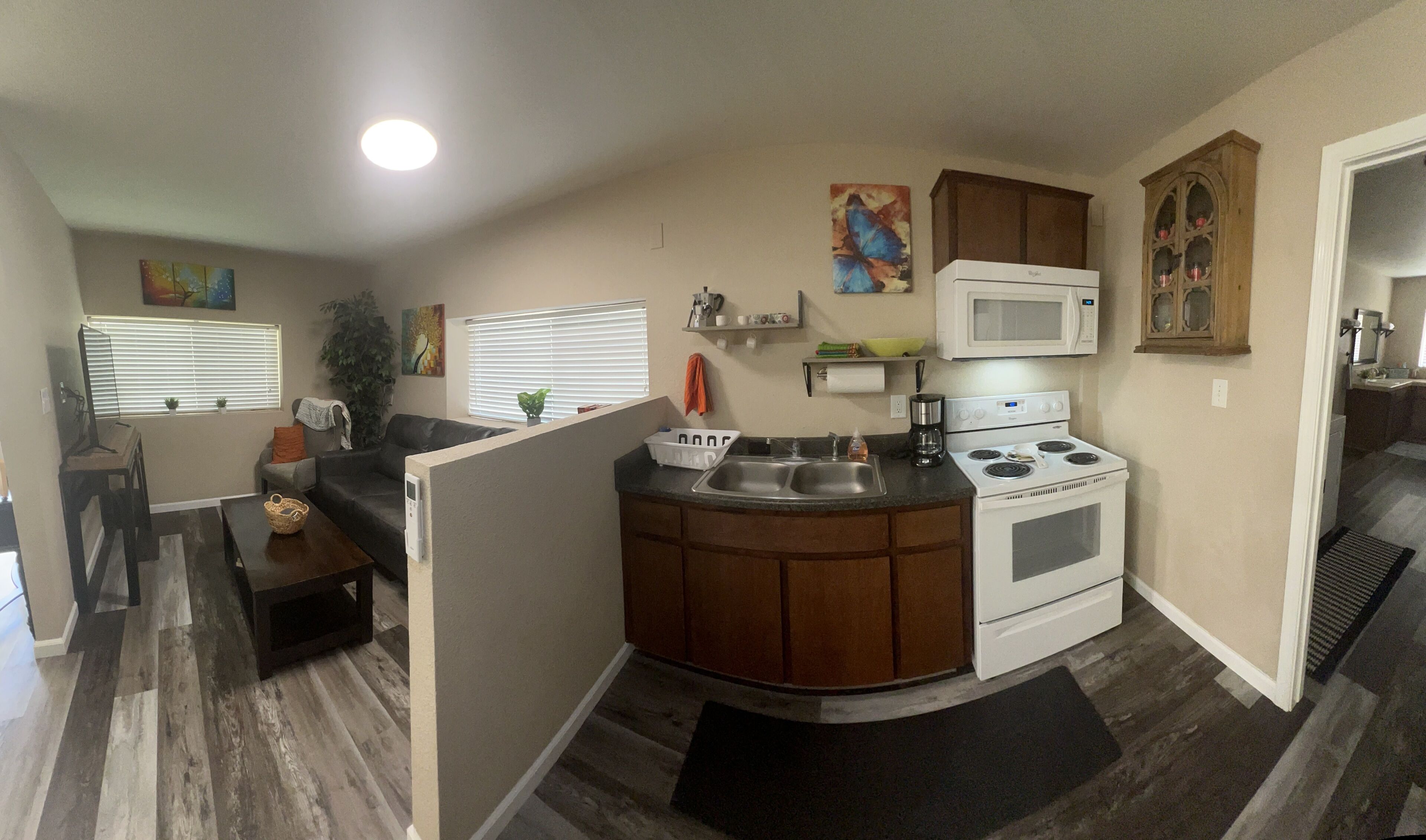 Wild Turkey Way Guesthouse!!! Short 5 Minute Walk to the Springville Ranch!