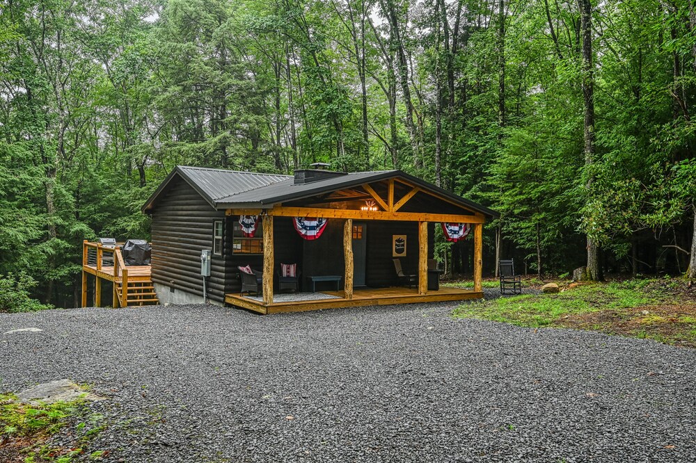 Private cabin with hot tub, outdoor dining, and fireplace