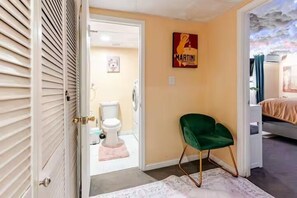 Elite House, 1 Bedroom, Non Smoking, Kitchen | Bathroom | Free toiletries, hair dryer, towels, soap - Sweet Home Georgia Amour (Peachtree Corners)