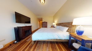 2 bedrooms, desk, WiFi, bed sheets