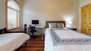 2 bedrooms, desk, WiFi, bed sheets