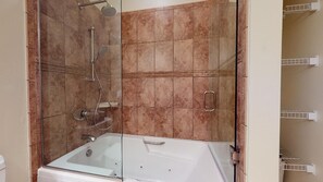 Dusche, kostenlose Toilettenartikel, Haartrockner, Handtücher