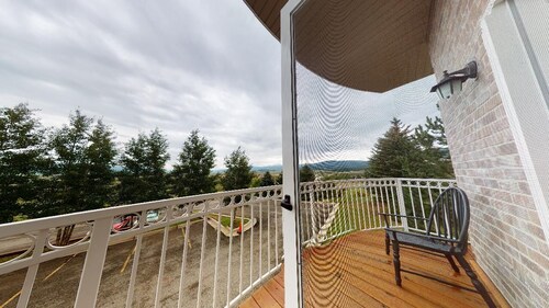 Luxury Condo | Close to Lifts | The Grande 117