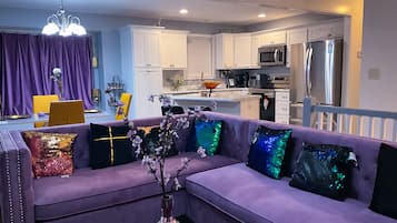 Habitación Confort | Área de sala de estar | Televisión de 55 pulgadas con canales digitales