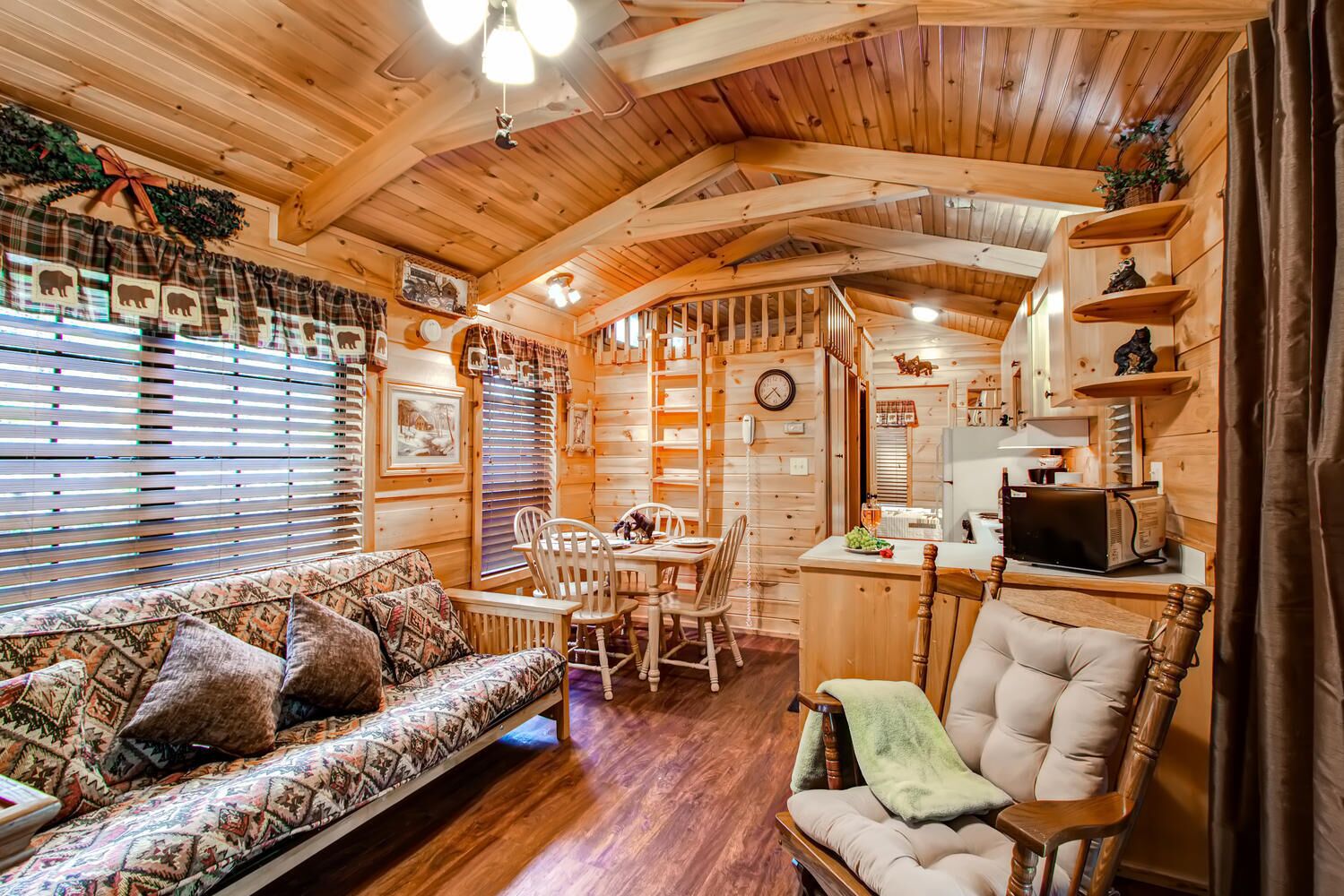 October & November specials, hot tub, close to all attractions