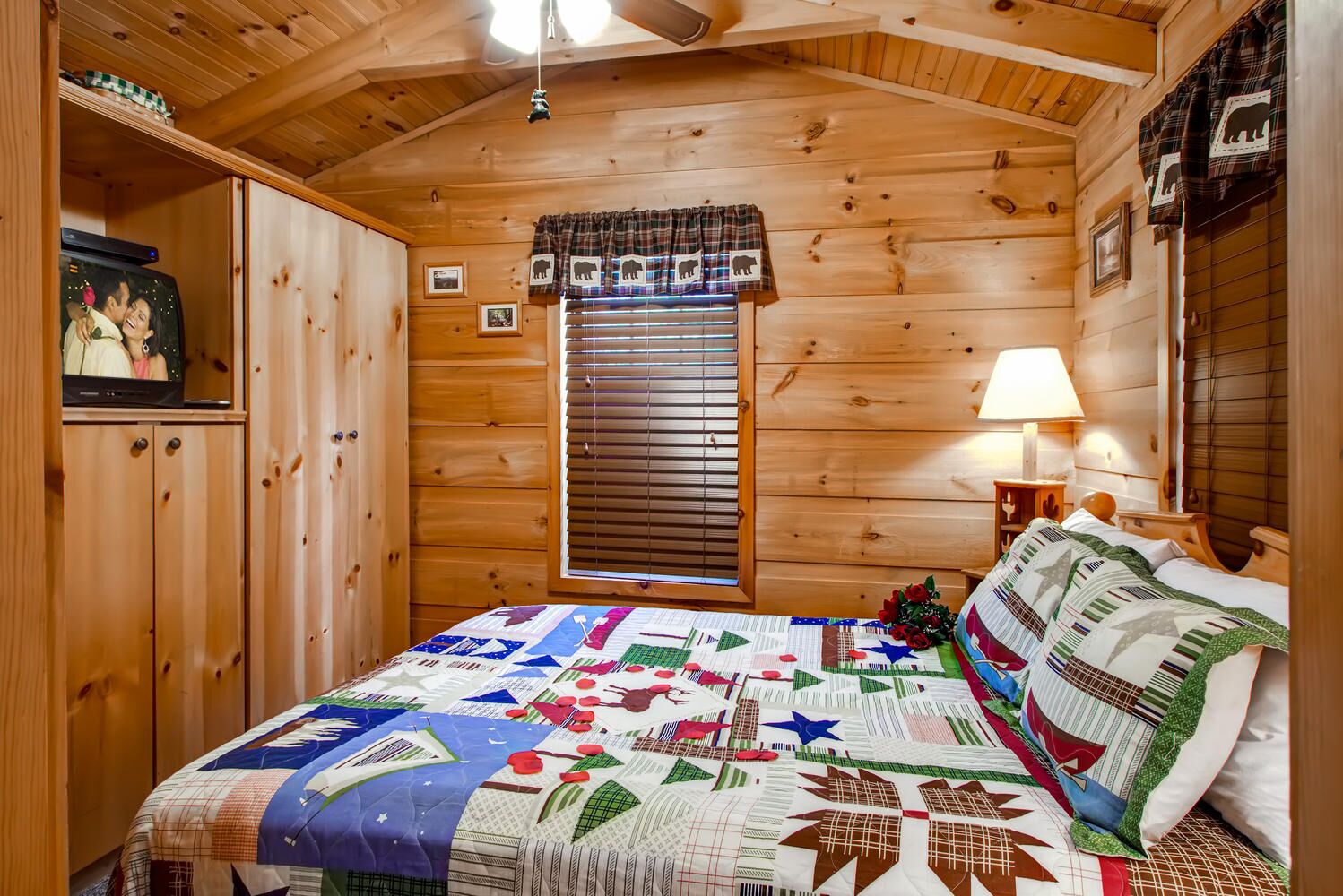 October & November specials, hot tub, close to all attractions