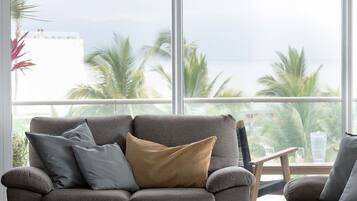 Condo de lujo | Área de sala de estar | Smart TV de 55 pulgadas con canales digitales y televisión