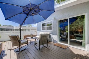Terrace/patio - HOLIDAY SALE! Spacious 3 BR close to the Beach! Pet Friendly! ALL 5 ⭐️ reviews! (Tarpon Springs)