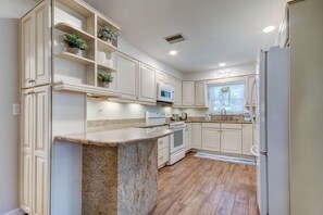 Fridge, microwave, oven, stovetop - HOLIDAY SALE! Spacious 3 BR close to the Beach! Pet Friendly! ALL 5 ⭐️ reviews! (Tarpon Springs)