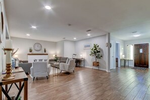 Interior - HOLIDAY SALE! Spacious 3 BR close to the Beach! Pet Friendly! ALL 5 ⭐️ reviews! (Tarpon Springs)