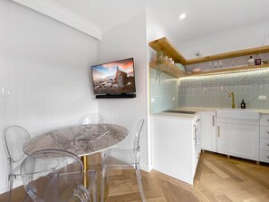 Dining - Lusso Retreats - South Burnett 1 Bedroom Retreat (Moffatdale)