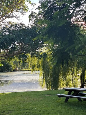 Outdoor dining - Lusso Retreats - South Burnett 1 Bedroom Retreat (Moffatdale)