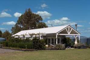 Exterior - Lusso Retreats - South Burnett 1 Bedroom Retreat (Moffatdale)