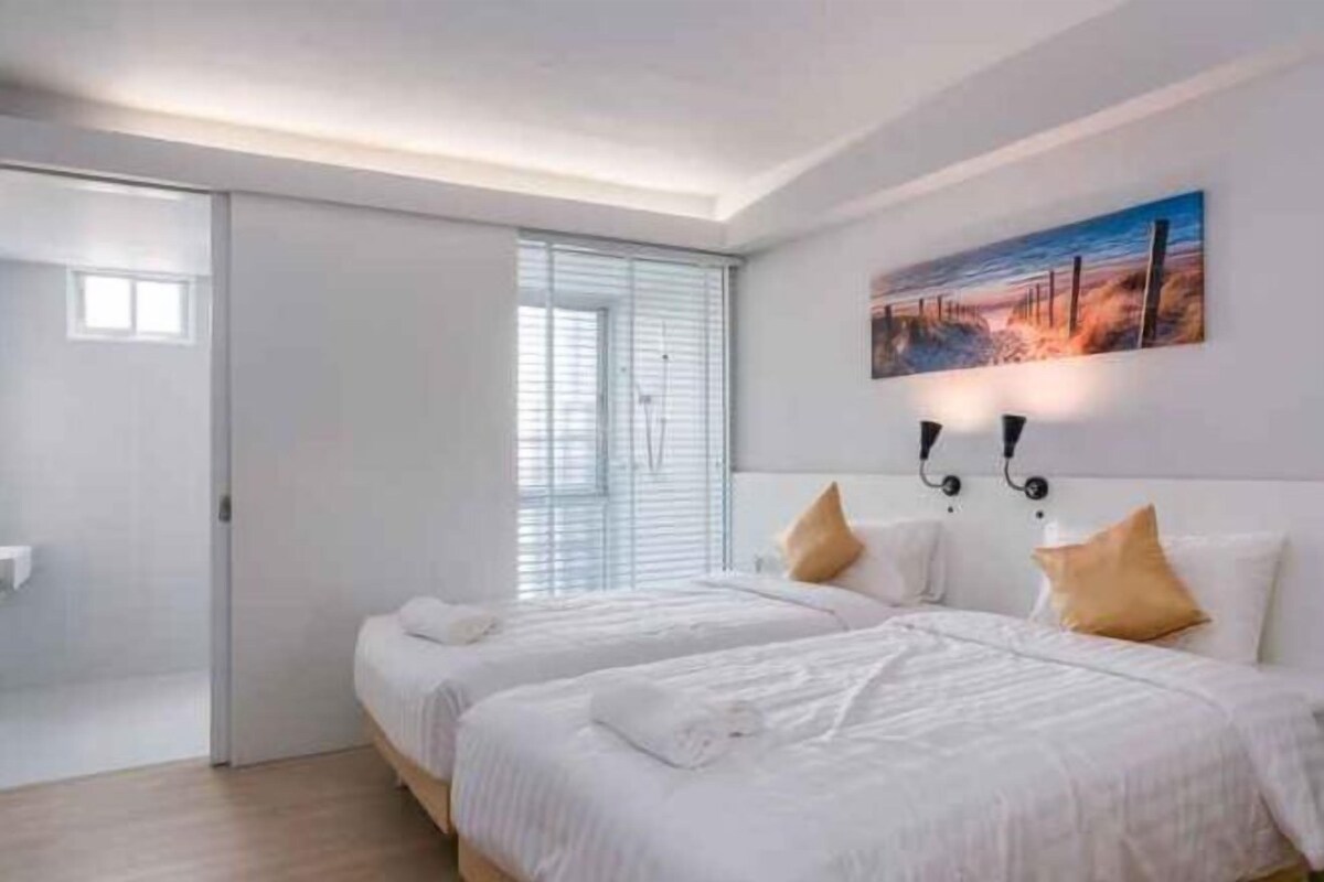 Desk, laptop workspace, WiFi (free), bed sheets