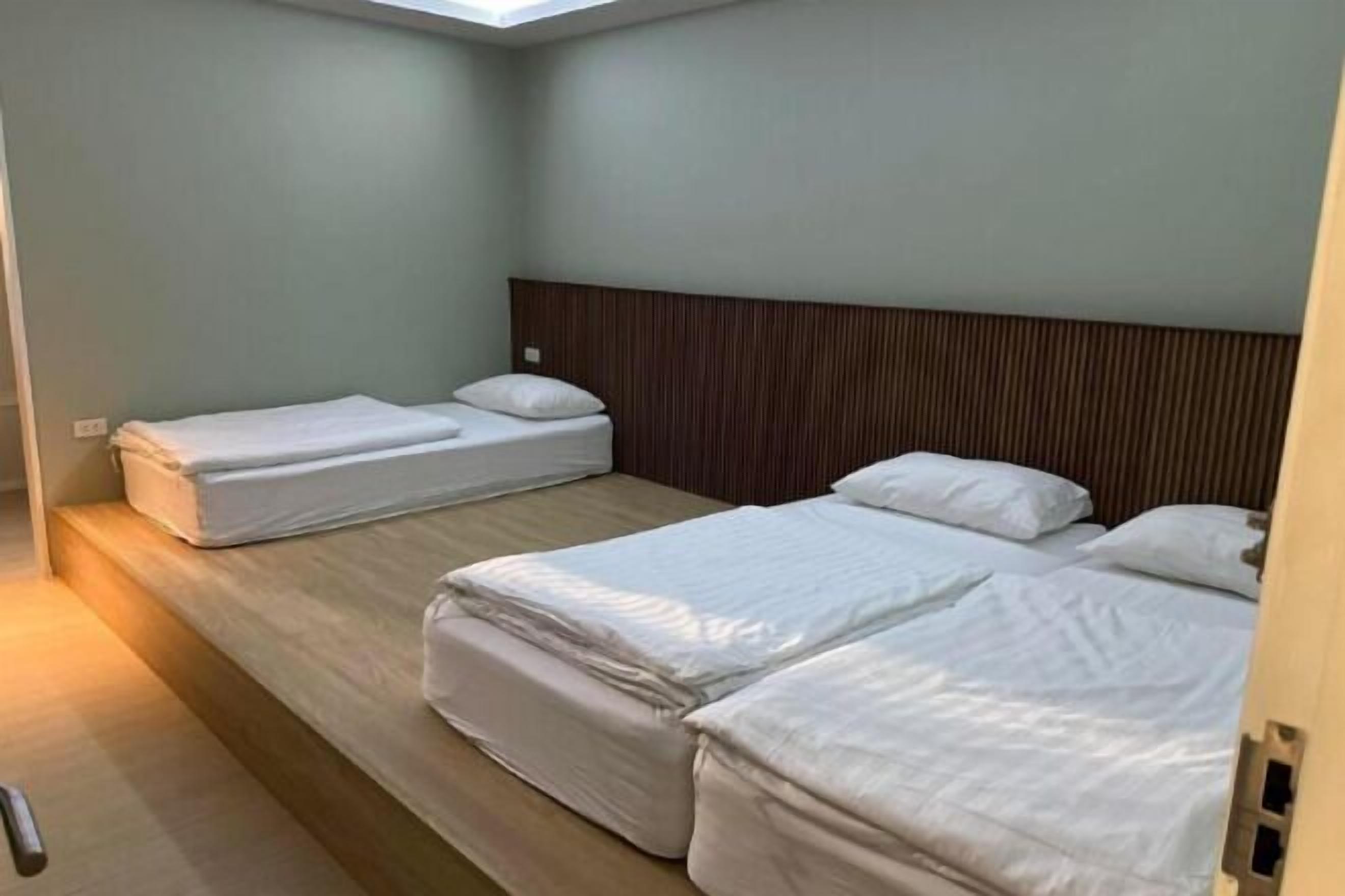 Escritorio, espacio para trabajar con laptop y wifi gratis 