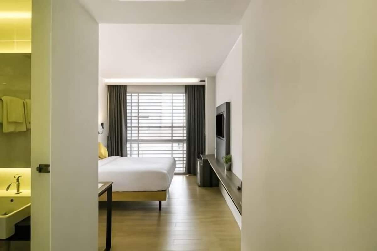 Desk, laptop workspace, WiFi (free), bed sheets