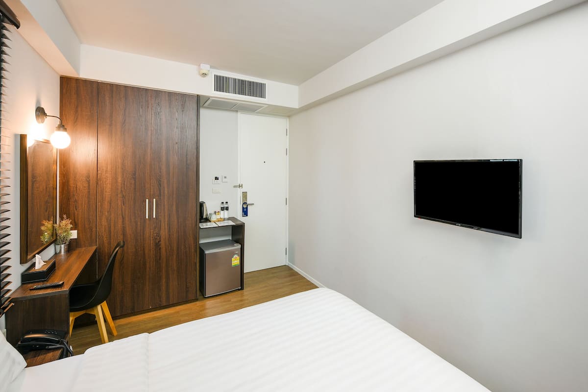 Desk, laptop workspace, free WiFi, bed sheets
