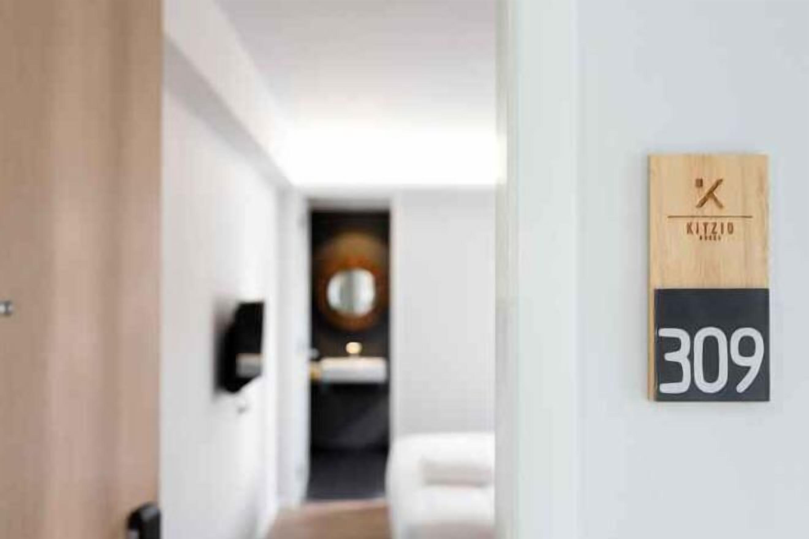 Escritorio, espacio para trabajar con laptop y wifi gratis 