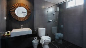 A modern bathroom with a large mirror, a sink, a toilet, and a shower. - Kitzio House Hotel (Bangkok)