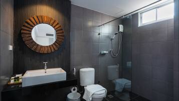 Superior Double Room | Bathroom | Hair dryer, towels, soap, shampoo