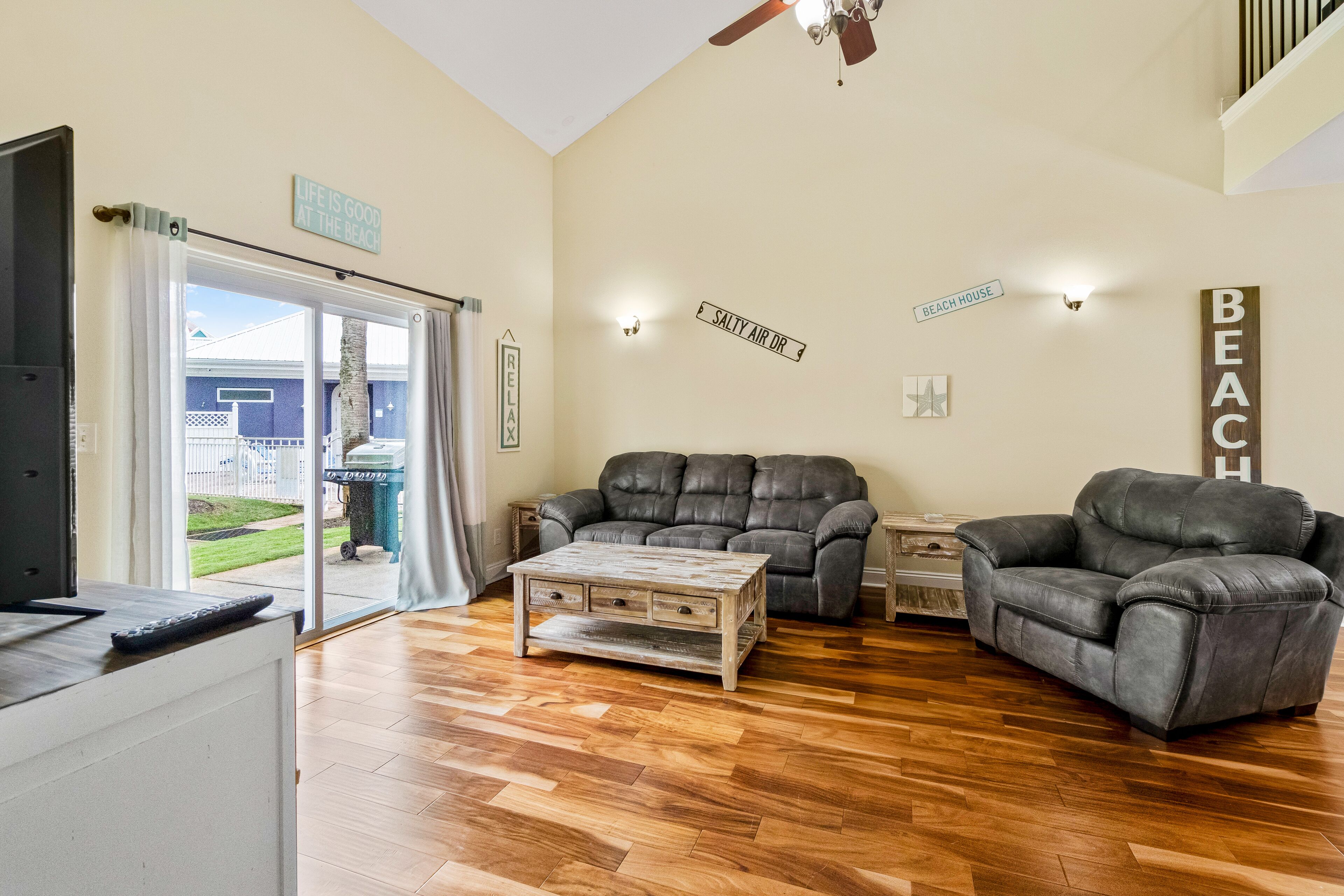 Beautiful townhouse with community pool, hot tub, gym & private beach