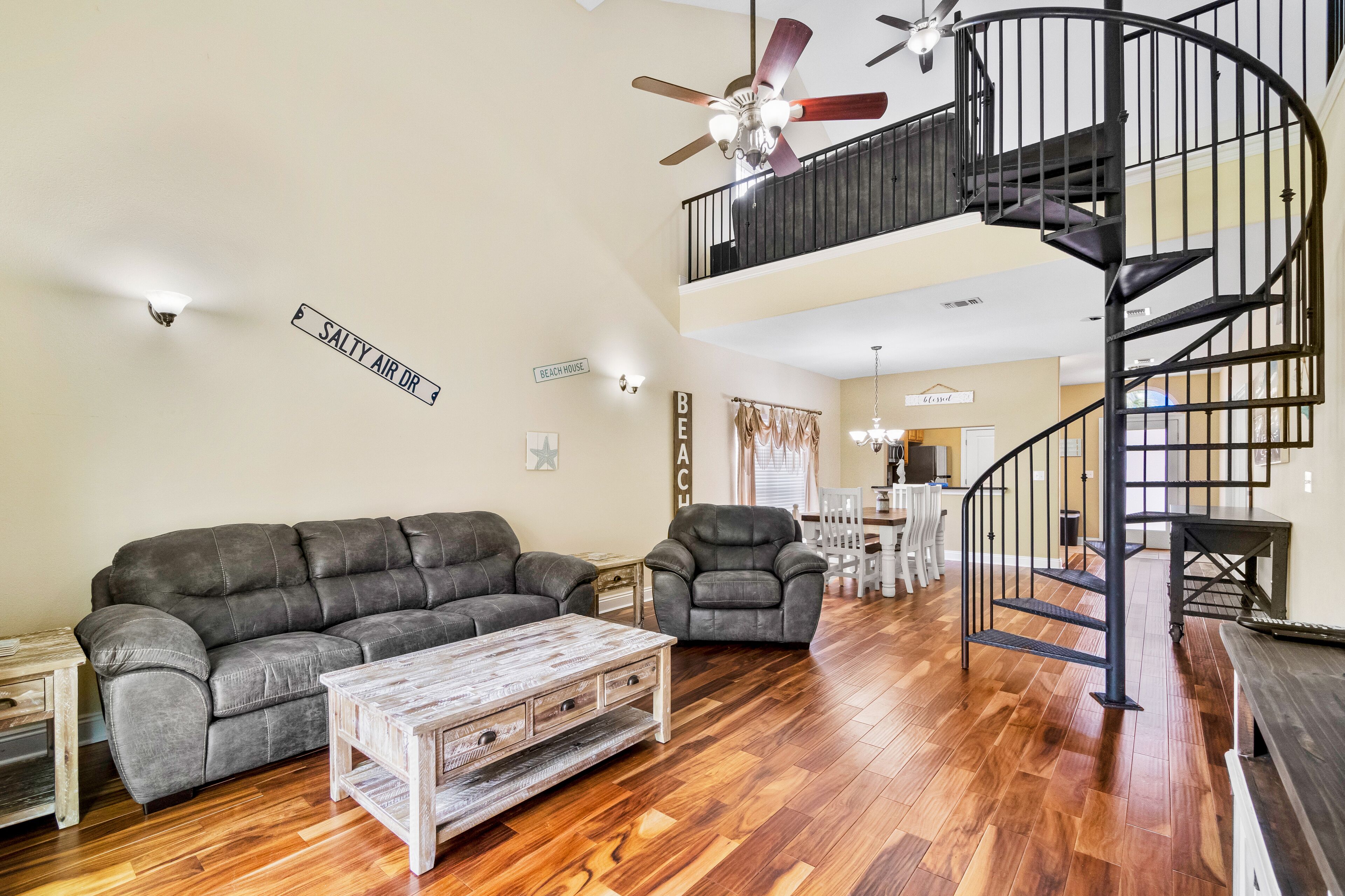 Beautiful townhouse with community pool, hot tub, gym & private beach