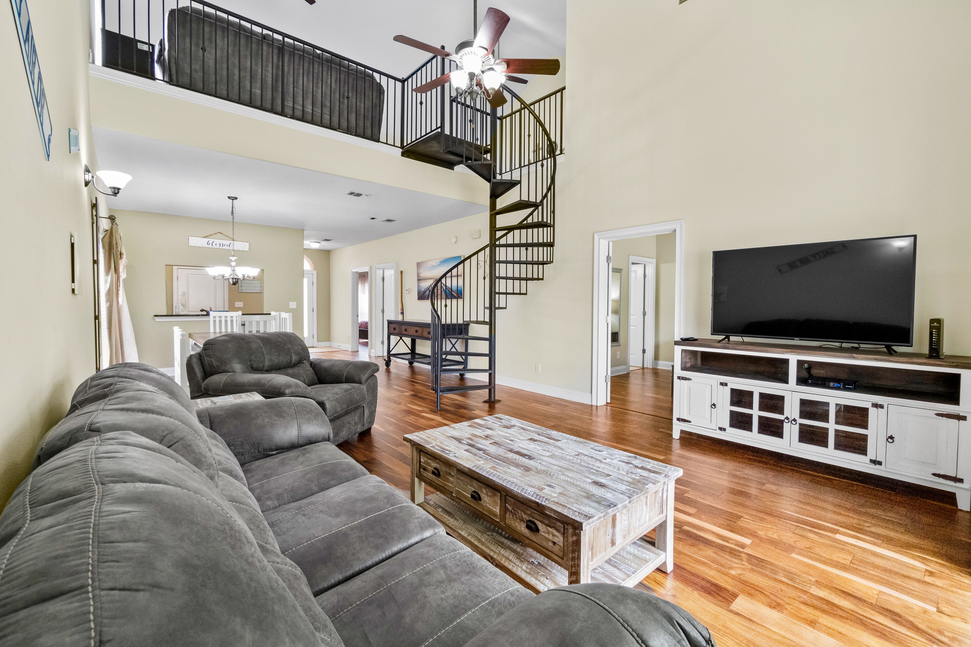 Beautiful townhouse with community pool, hot tub, gym & private beach