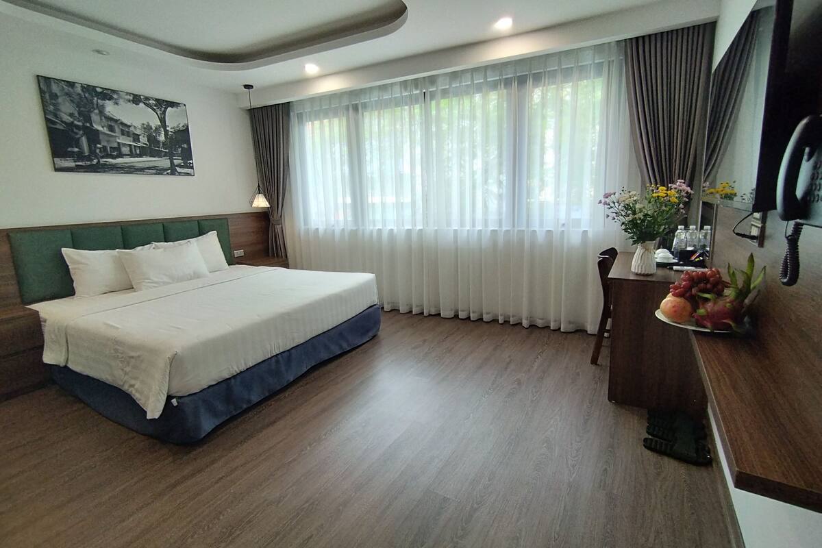 Deluxe Queen Suite with Window | Premium bedding, minibar, in-room safe, desk