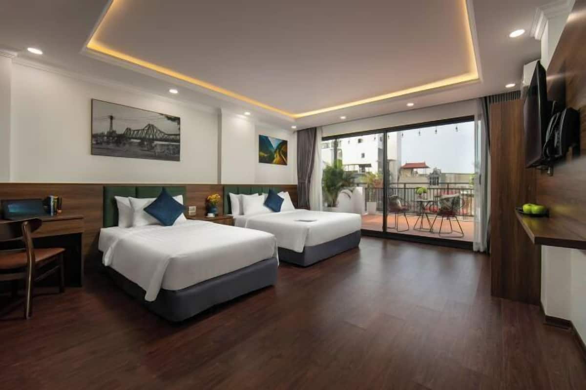 Premium bedding, minibar, in-room safe, desk