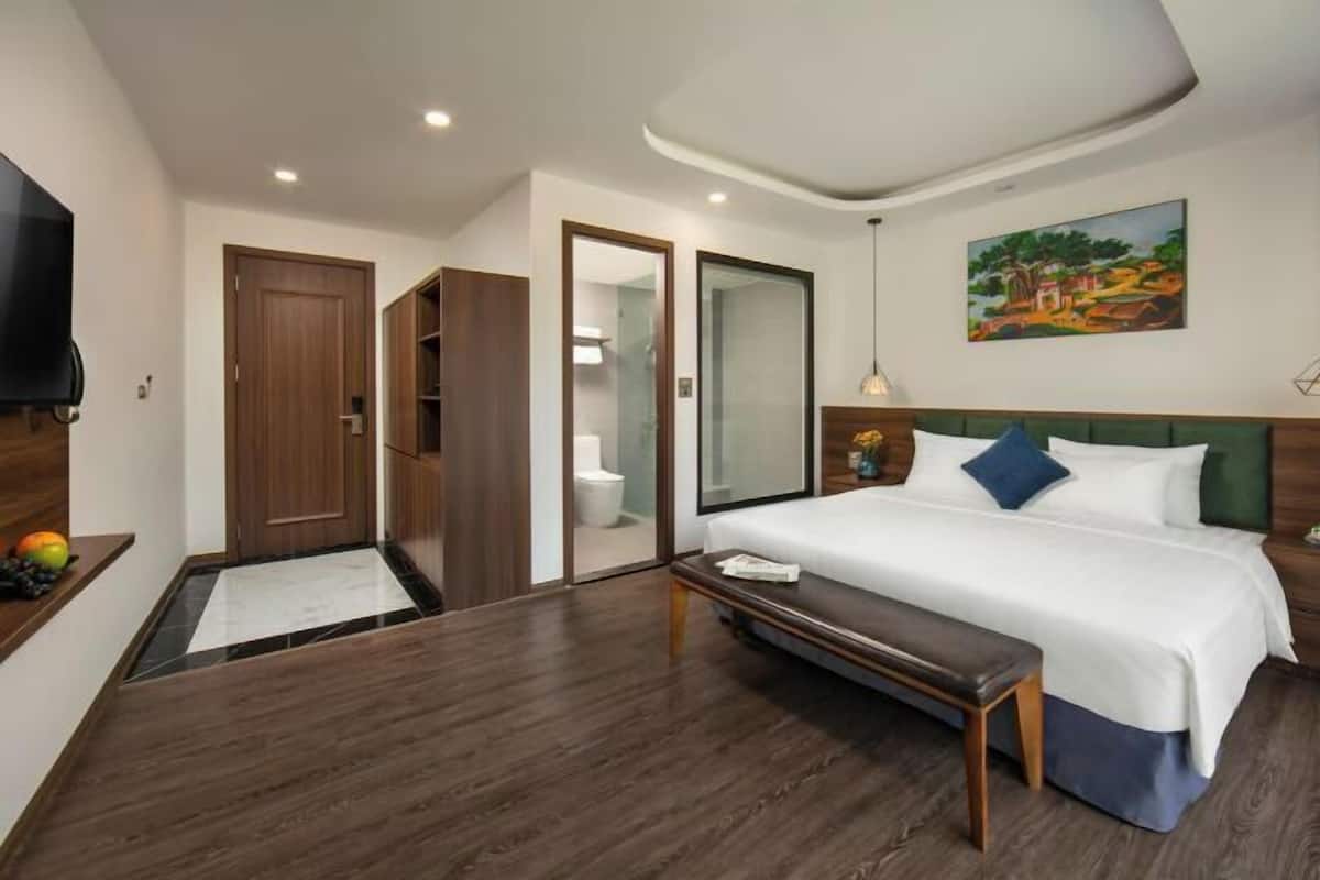 Premium bedding, minibar, in-room safe, desk