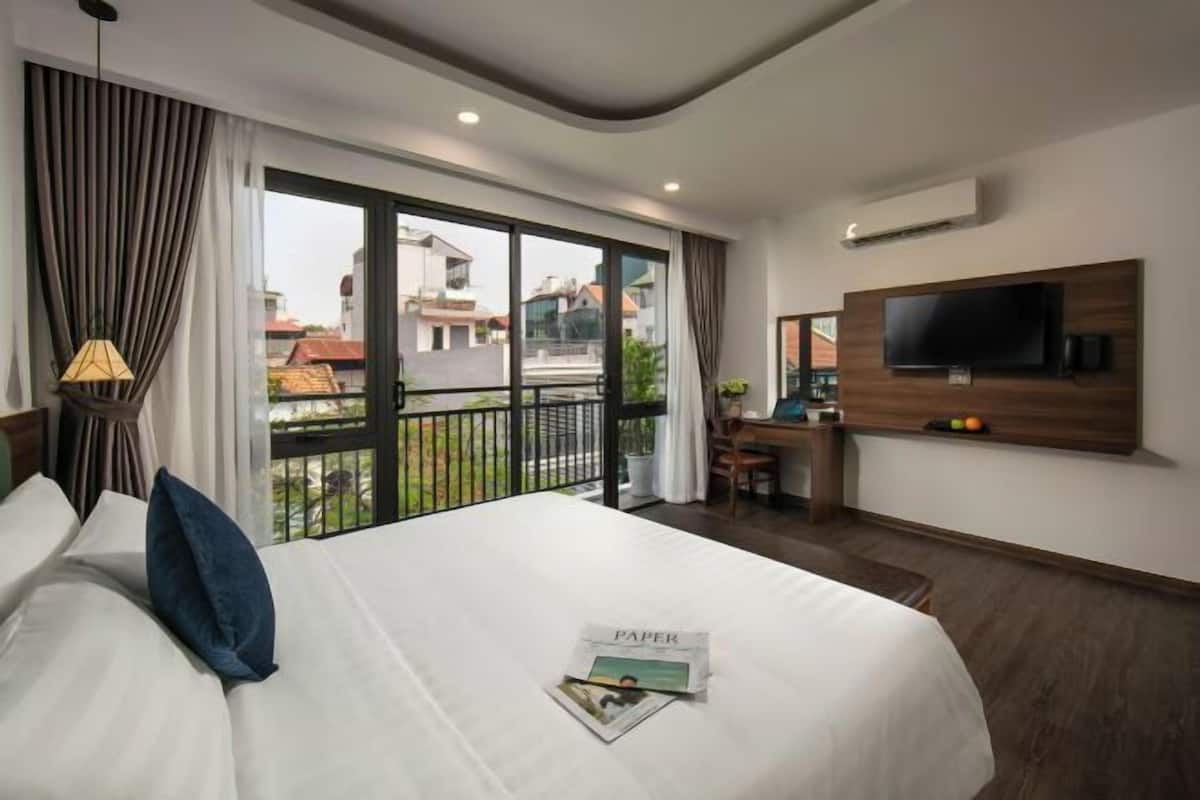 Premium bedding, minibar, in-room safe, desk
