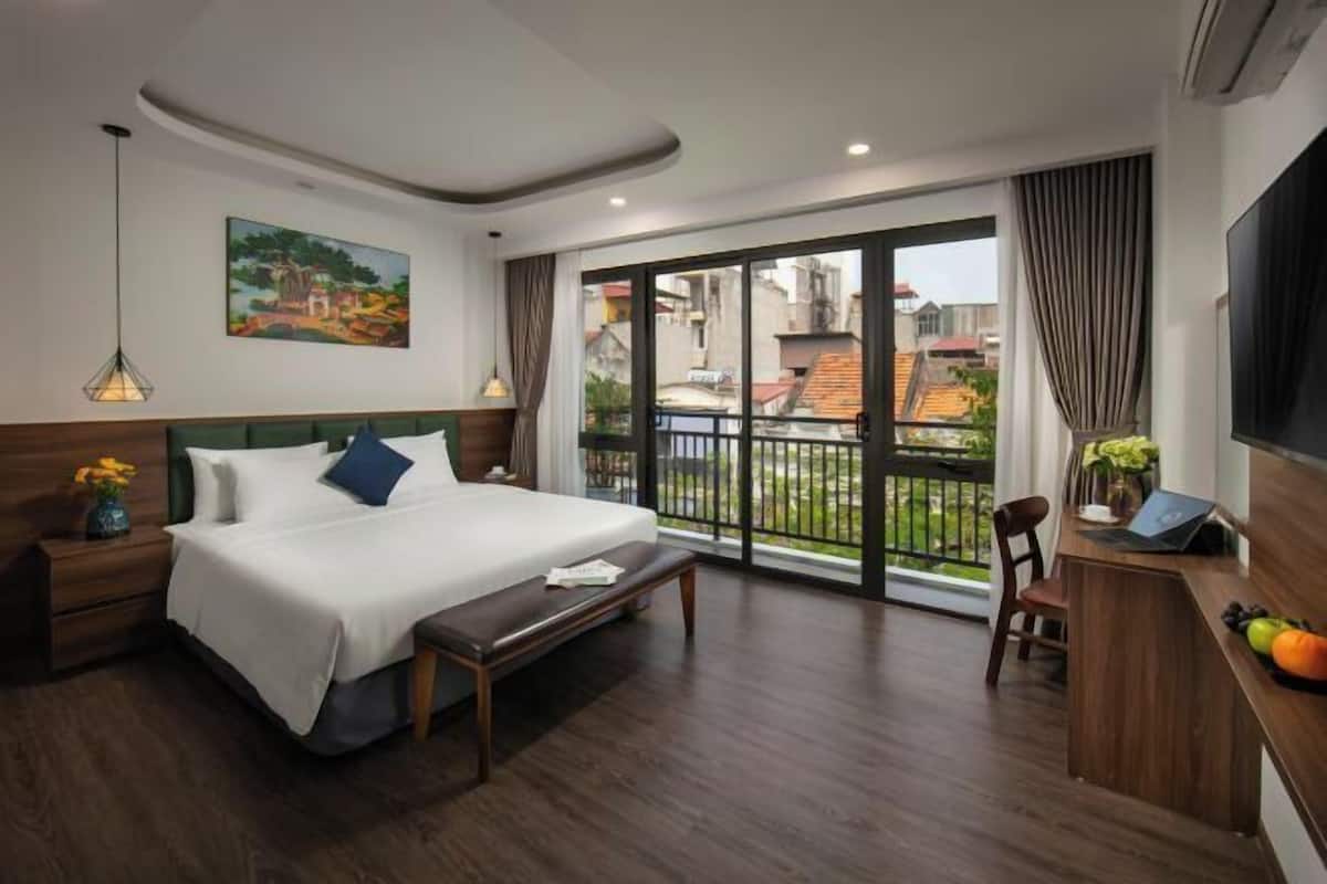 Premium bedding, minibar, in-room safe, desk