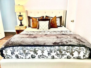3 soverom, memory foam-senger, skrivebord og strykejern/-brett