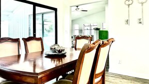Un coin repas comprenant une table en bois, quatre chaises et un élément décoratif central.