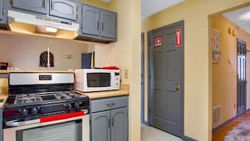 GroĂer KĂŒhlschrank, Mikrowelle, Ofen, Herdplatte