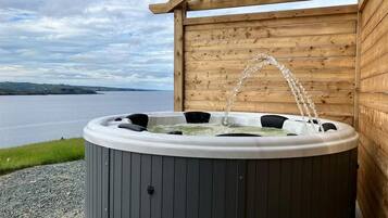 Banyera d'hidromassatge a l'aire lliure