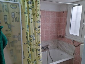 Badewanne, Haartrockner, Handtücher, Seife