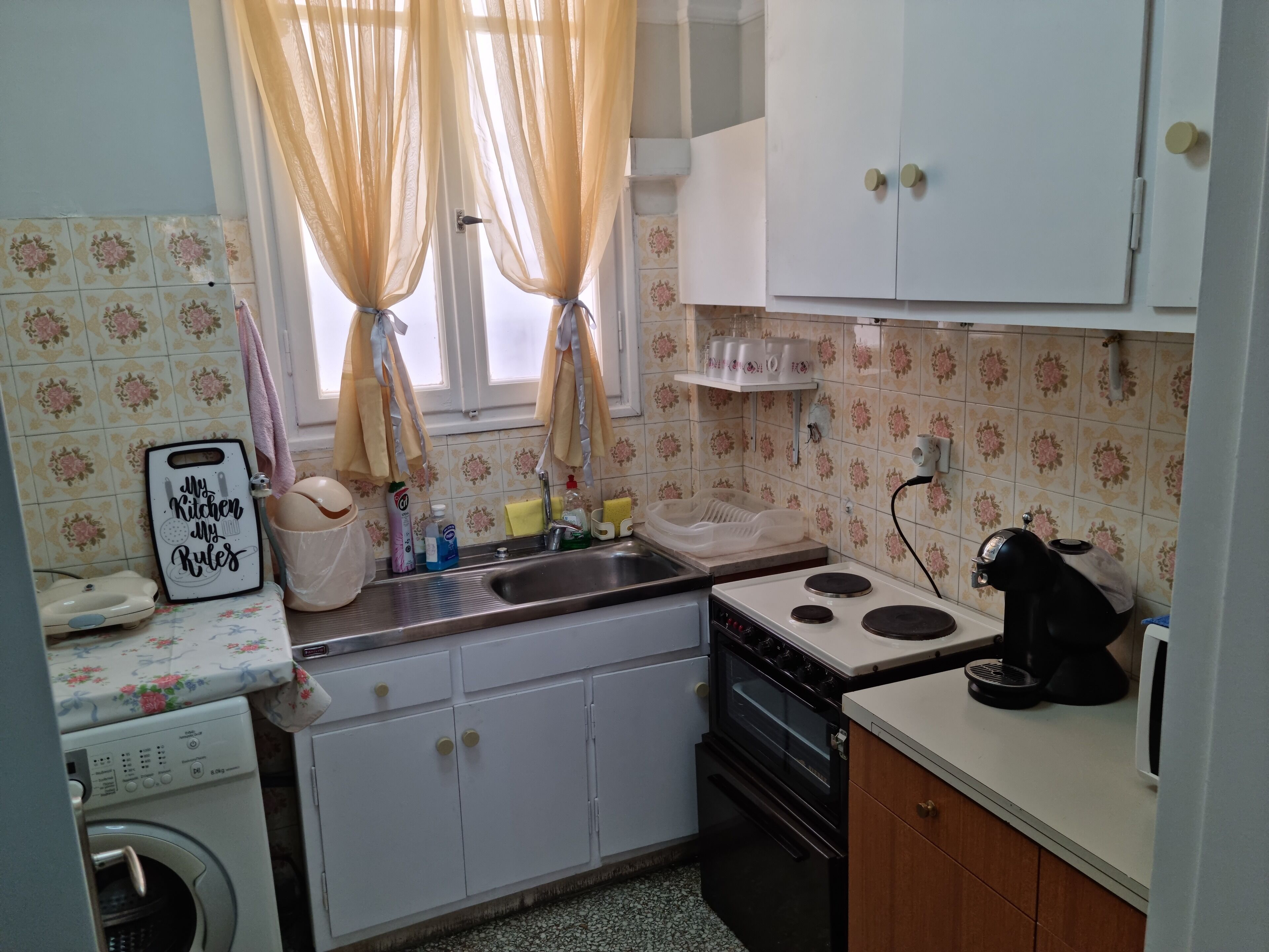 Fridge, microwave, oven, coffee/tea maker