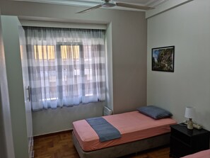 3 habitaciones, escritorio, tabla de planchar con plancha y wifi gratis 