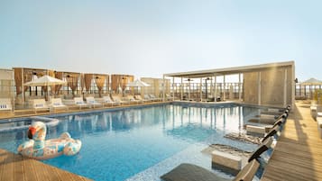 2 piscinas externas, guarda-sóis, espreguiçadeiras