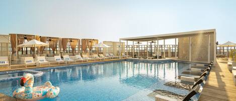 2 室外游泳池,池畔遮阳伞,日光浴躺椅